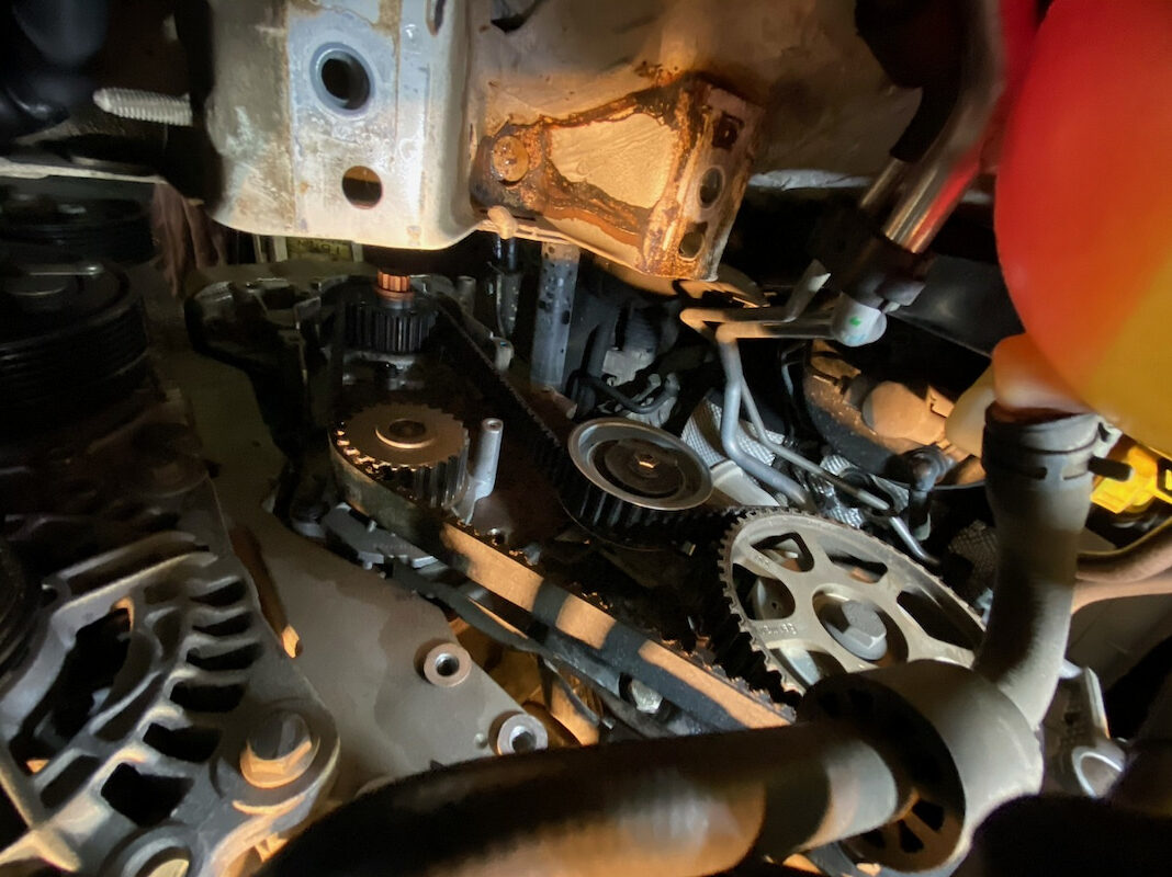 タイミングベルトと一緒に交換