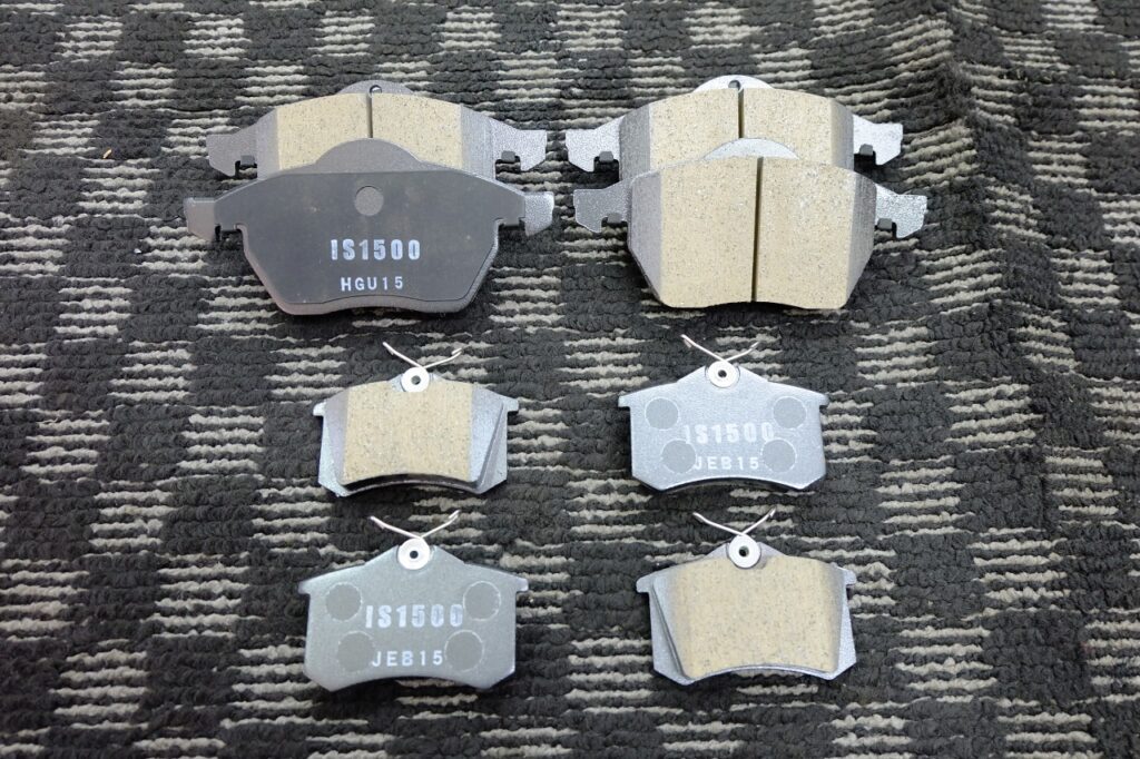 【A6】ブレーキダスト対策｜低ダストパッド交換の手順と注意点